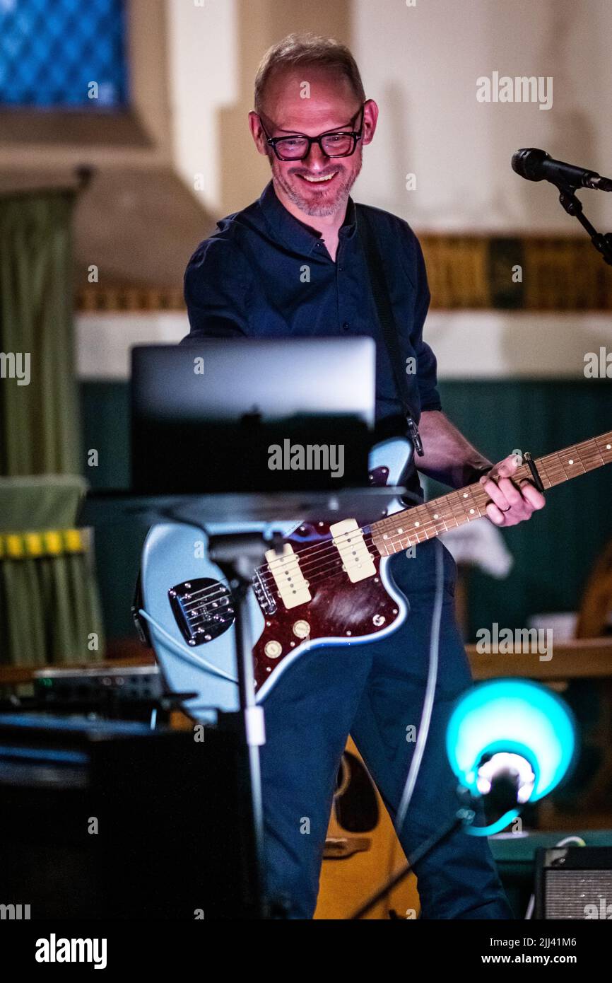 Édimbourg, Écosse. Ven 22 2022. Gordon McIntyre, chanteur-compositeur écossais, se produit à la chapelle Saint-Vincent pour célébrer le lancement de son album solo "même avec le soutien des autres" sur Lost Map Records. Gordon McIntyre est un héros culte sur la scène musicale souterraine d'Édimbourg et d'Écosse depuis plus de 20 ans, il est plus connu comme le chanteur-compositeur du groupe Ballboy, qui a été promu par le célèbre DJ John Peel. En 2008, il collabore avec le célèbre dramaturge/réalisateur David Greig à l’émission multiprimée ‘Mydsummer (une pièce avec des chansons)’. Banque D'Images
