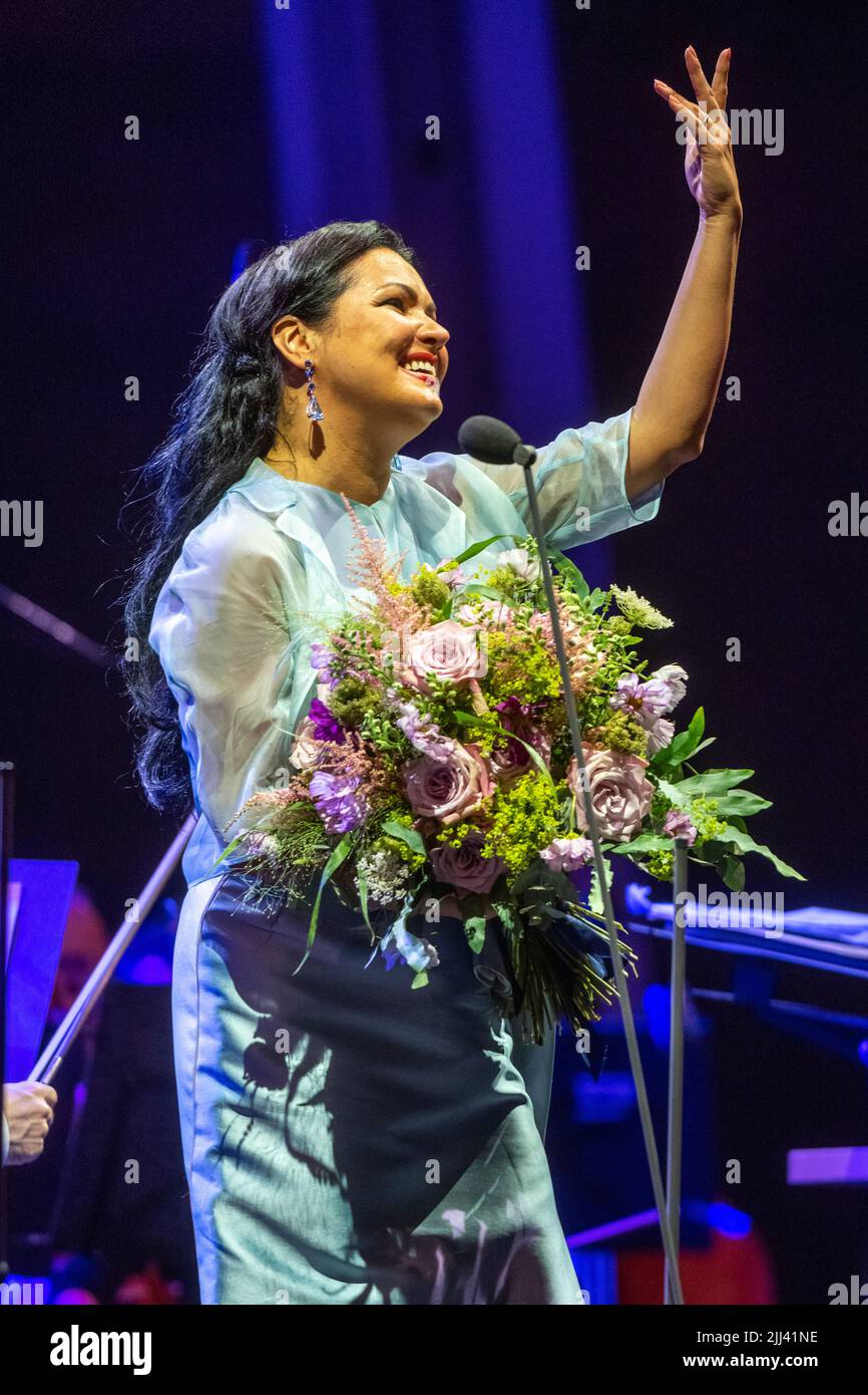 Ratisbonne, Allemagne. 22nd juillet 2022. Anna Netrebko, la star russe de l'opéra, prend place dans la cour du Palais du Prince d'Emmeram pendant le Festival du Palais. Credit: Armin Weigel/dpa/Alay Live News Banque D'Images