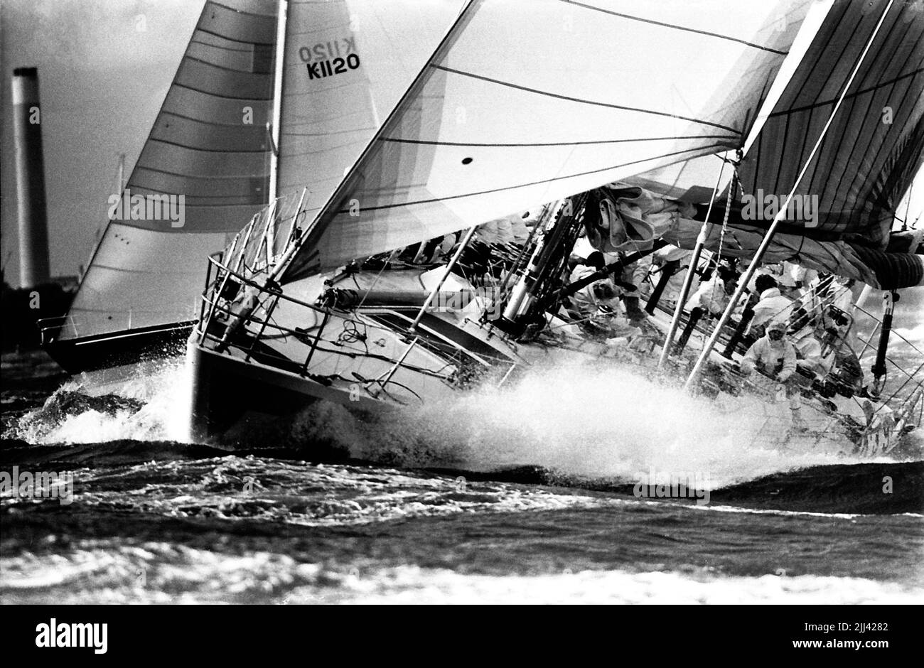 PHOTOS DE NOUVELLES AJAX. 1985. SOLENT, ANGLETERRE. - DÉBUT DE LA COURSE FASTNET - LE TAMBOUR DE SIMON LE BON S'ÉCRASE À TRAVERS UNE MER LOURDE AU DÉBUT DE LA COURSE DE 605 MILES. QUELQUES HEURES PLUS TARD, LE YACHT A PERDU SA QUILLE ET A CHAVIRÉ DE LA CÔTE DU DEVON. TOUS LES ÉLÉMENTS À BORD ONT ÉTÉ ENREGISTRÉS. PHOTO:JONATHAN EASTLAND/AJAX. RÉF:1985 25 Banque D'Images