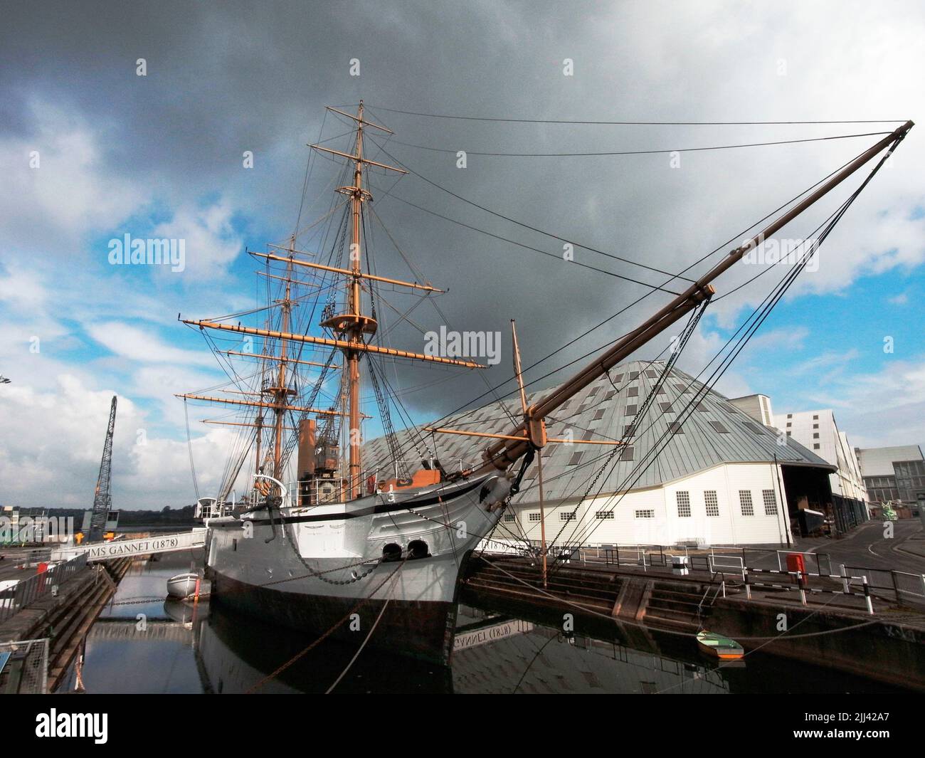 AJAXNETPHOTO. 3RD AVRIL 2019. CHATHAM, ANGLETERRE. - HISTORIQUE DOCKYARD - HMS GANNET, UNE BOUCLE VICTORIENNE CONSTRUITE À SHEERNESS EN 1878, EN COMPOSITE À BORD DE TECK ET DE FER À COQUE. APRÈS 90 ANS DE SERVICE EN TANT QUE NAVIRE DE PATROUILLE GLOBALE ET EN TANT QUE NAVIRE DE FORMATION T.S. MERCURY BASÉE SUR LA RIVIÈRE HAMBLE PRÈS DE SOUTHAMPTON, ELLE A ÉTÉ RESTAURÉE ET RÉSIDE MAINTENANT DANS LE QUAI SEC NO 4 DU QUAI HISTORIQUE DOCKYARD DE CHATHAM. PHOTO:JONATHAN EASTLAND/AJAXREF:GXR191104 7830 Banque D'Images