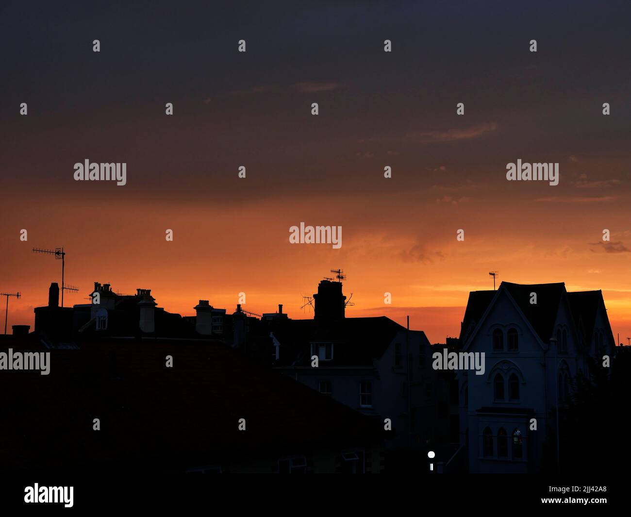 AJAXNETPHOTO. SEPTEMBRE 2021. WORTHING, ANGLETERRE. - CIEL DE FEU - HÉMISPHÈRE NORD. LA LUEUR DU TOIT SUIT LE COUCHER DU SOLEIL SUR WEST WORTHING.PHOTO:JONATHAN EASTLAND/AJAX. REF:GX9 211209 1022491 2 Banque D'Images