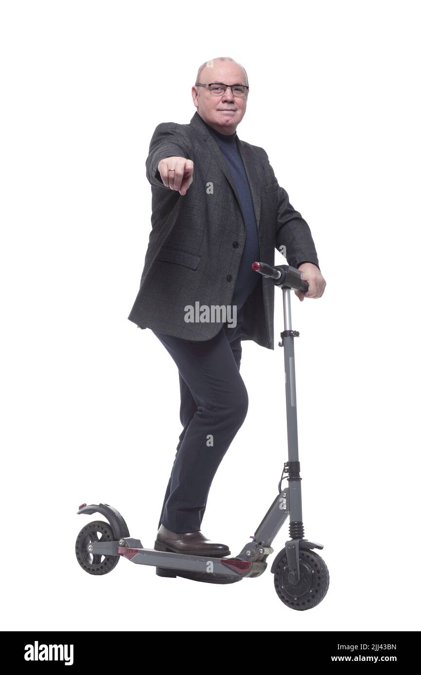 vue latérale . Homme mature avec scooter électrique regardant vers l'avant Banque D'Images