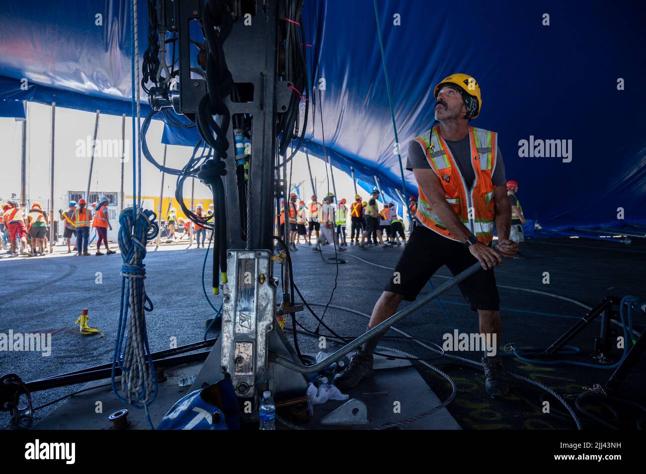 Sacramento, Californie, États-Unis. 22nd juillet 2022. Un membre de l'équipage a resserré le câble alors qu'il a soulevé le Big Top pour la production d'Alegri-a du Cirque du Soleil au parc de santé Sutter, dans l'ouest de Sacramento. Soixante techniciens poussent plus de 100 bâtons de support pour relever la toile jusqu'à sa position finale. (Credit image: © Paul Kitagaki Jr./ZUMA Press Wire) Credit: ZUMA Press, Inc./Alamy Live News Banque D'Images