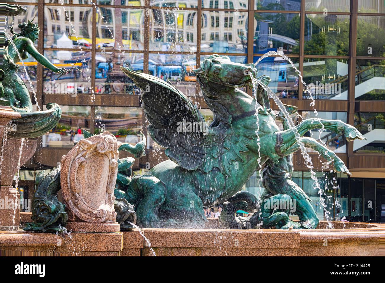 Leipzig, Allemagne - 25 juin 2022: Vue détaillée de la place Mendebrunnen. La fontaine en face du Gewandhaus. Figurine bronze Banque D'Images