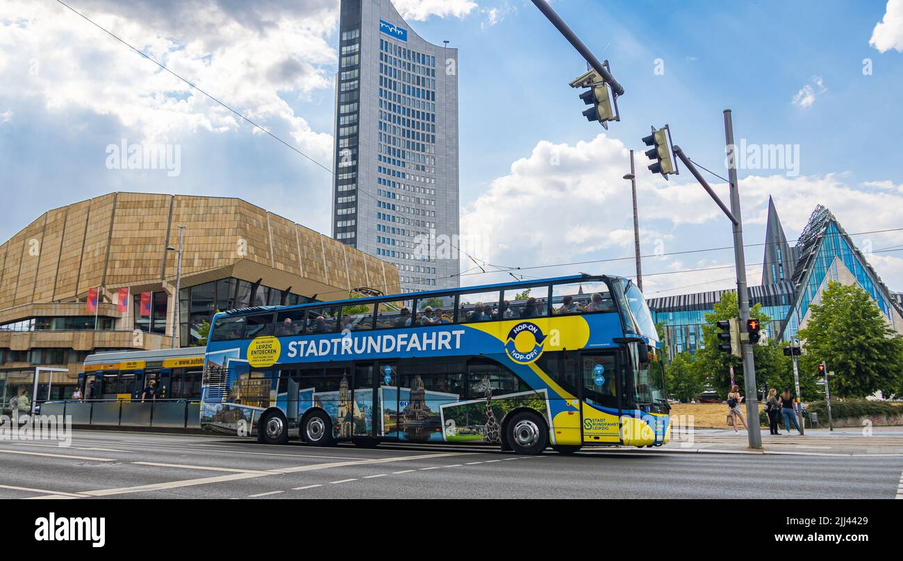 Leipzig, Allemagne - 25 juin 2022 : visite de la ville ou bus à arrêts multiples sur la place Augustusplatz. Bus aux couleurs de la ville de Leipzig, bleu et jaune, et photos o Banque D'Images
