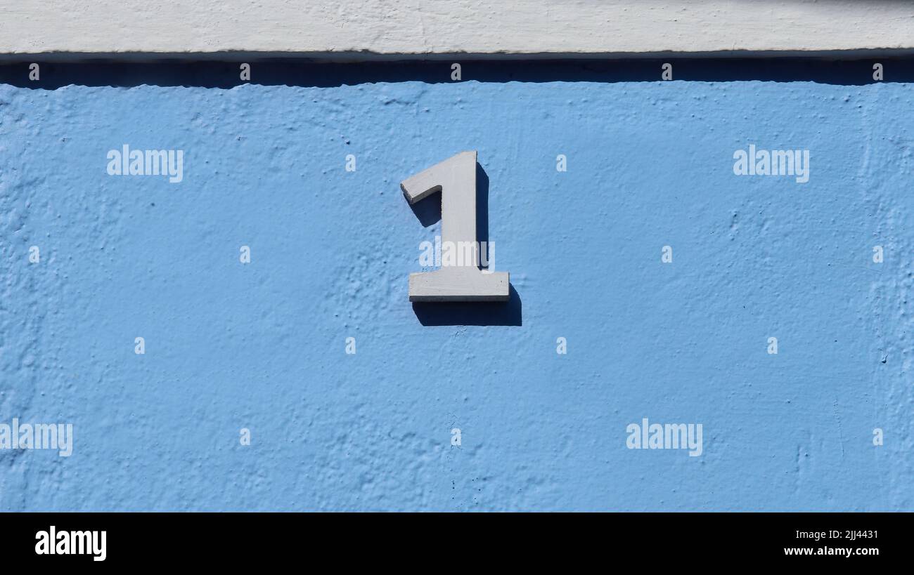numéro un en format de plaque métallique, avec espace de copie et couleur blanche - 1 Banque D'Images