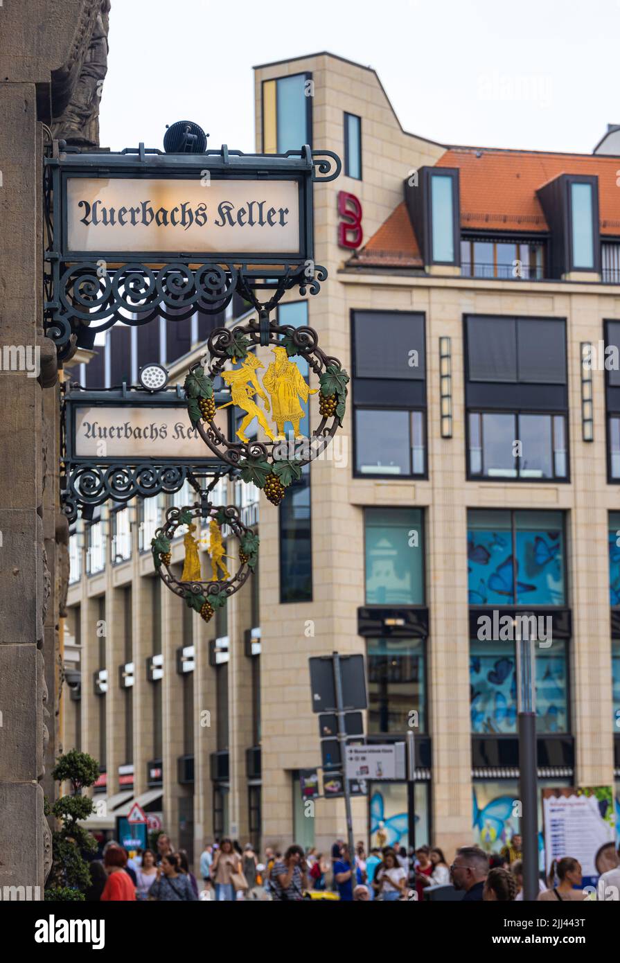 Leipzig, Allemagne - 25 juin 2022: Entrée au Mädlerpassage avec probablement le restaurant le plus célèbre de la ville, le Auerbachs Keller, qui est un Banque D'Images