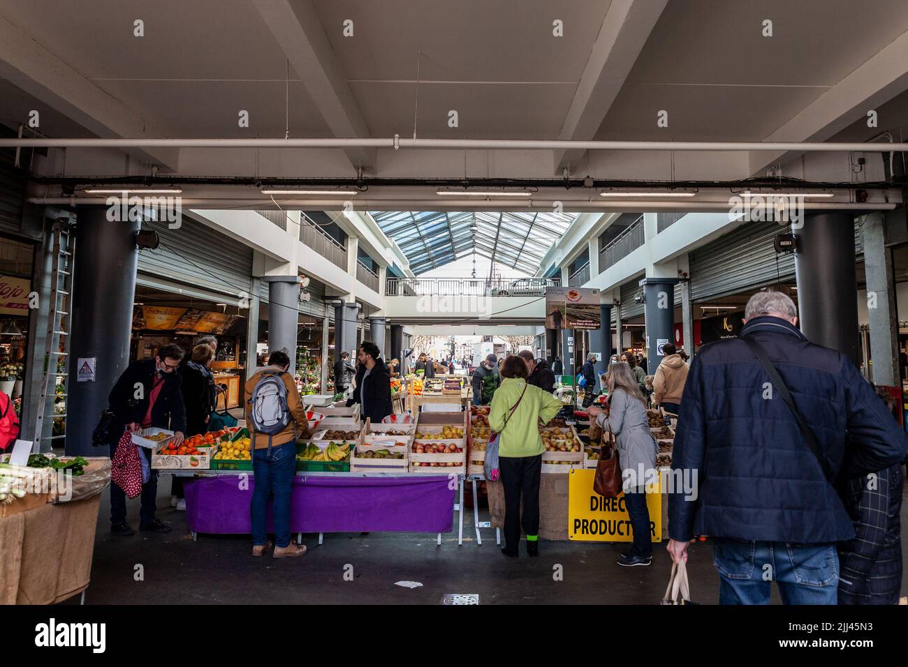 Image d'un stand de marché des capucins à Bordeaux, France, avec une foule de français, clients, achetant des fruits et des légumes. Banque D'Images