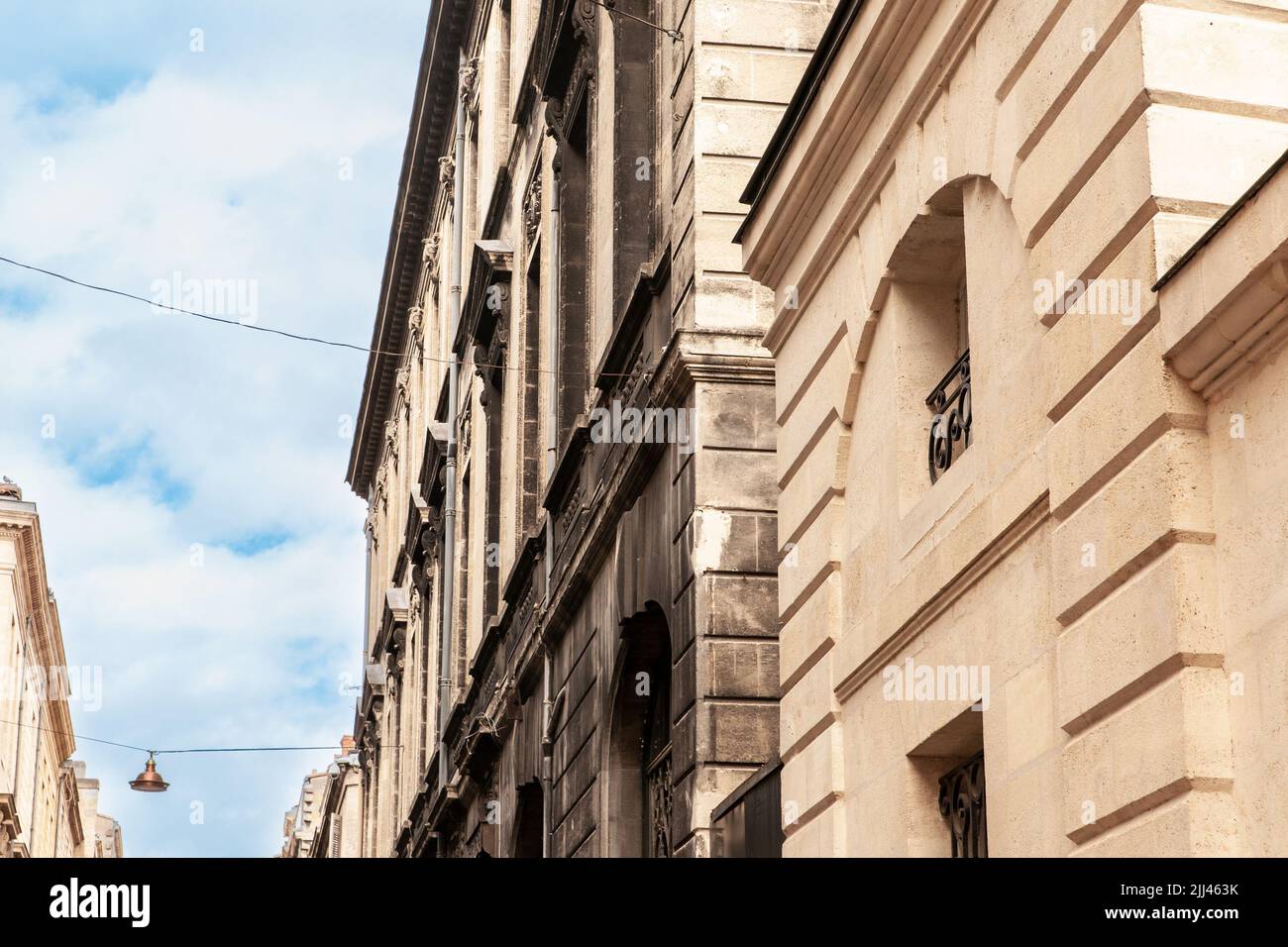 Photo d'un bâtiment typique du centre-ville de Bordeaux, en France, sur un bâtiment à usage résidentiel. Banque D'Images