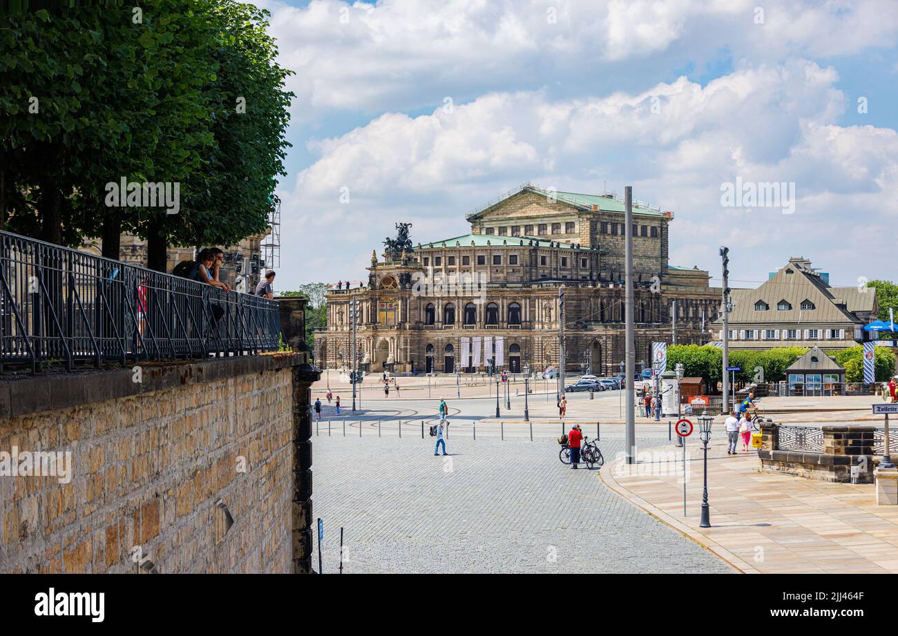 Dresde, Allemagne - 28 juin 2022 : vue sur le Semperoper ou l'Opéra Semper. Vue de l'opéra depuis le Brühlsche Terrassen et la rive mitoyenne Banque D'Images