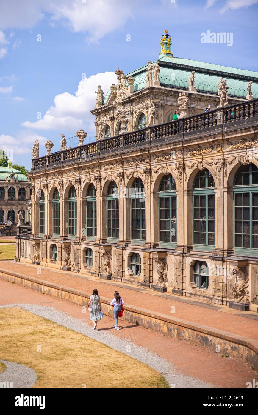 Dresde, Allemagne - 28 juin 2022 : le bâtiment baroque historique du Zwinger de Dresde. Reconstruit avec soin et bien entretenu à grands frais Banque D'Images