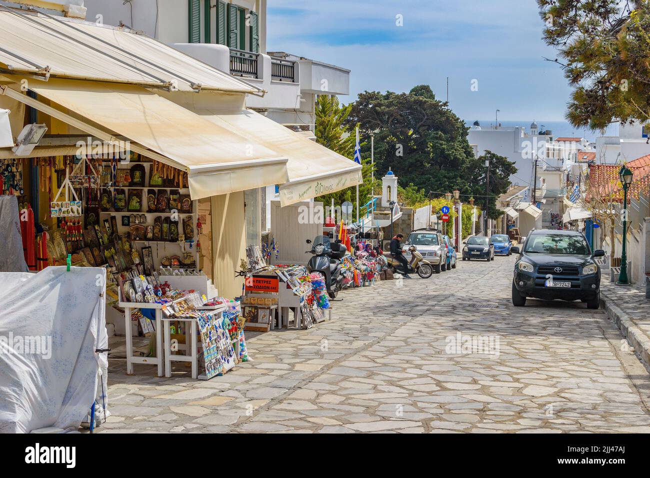 Vue sur l'île de Tinos avec ses rues pavées étroites et ses boutiques de cadeaux qui vendent des produits locaux, des souvenirs, des Tinos, des Cyclades, la mer Égée, la Grèce Banque D'Images