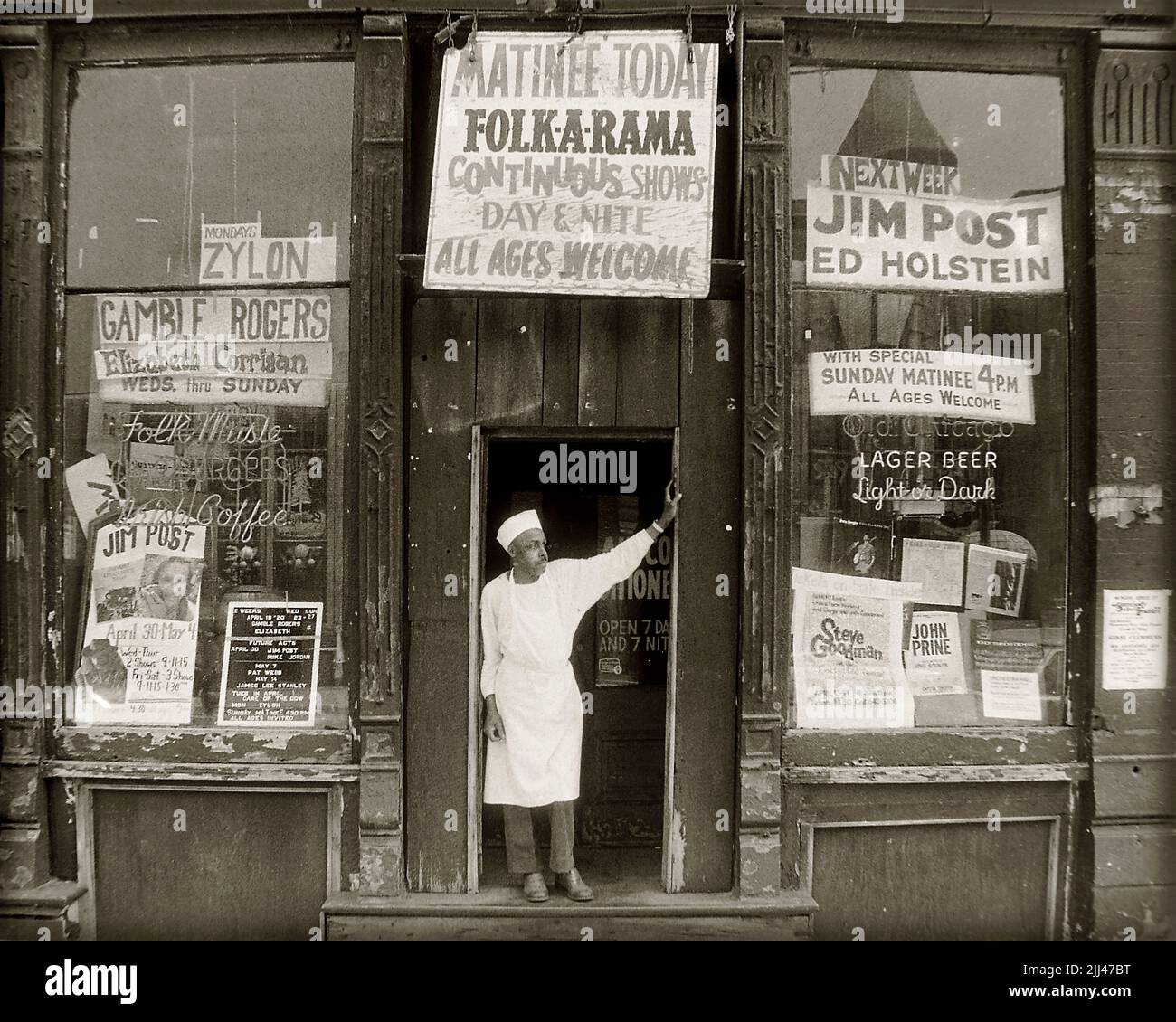 L'entrée principale du comte de la vieille ville, un lieu de musique folklorique célèbre à Chicago, Illinois. 1975. Image de 35mm négatif. Banque D'Images