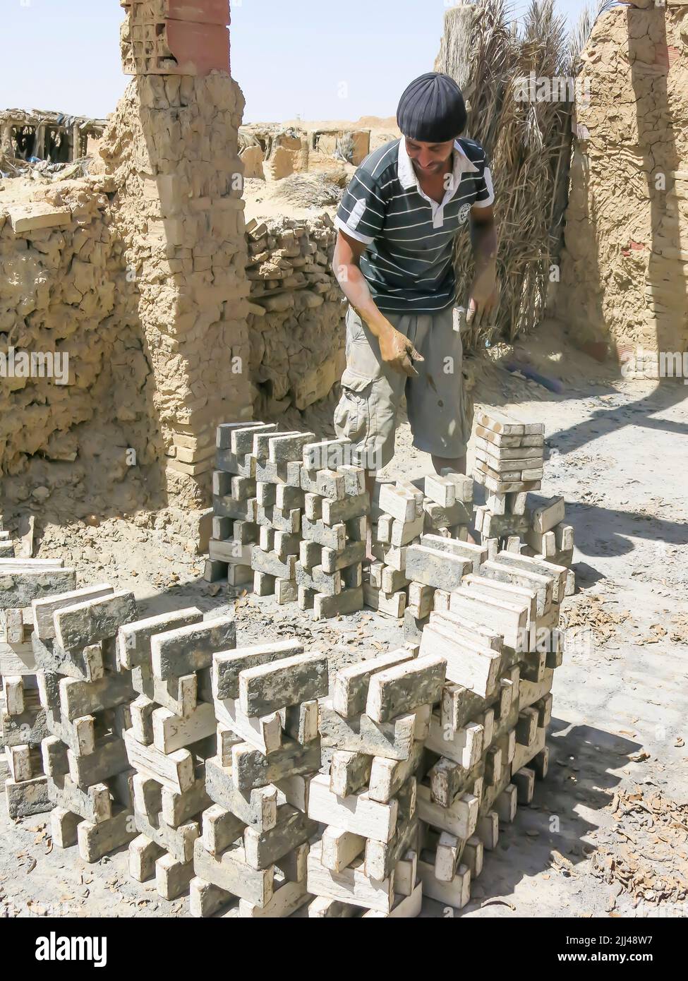 Briques faites à la main dans la petite usine - Tozeur, Tunisie Banque D'Images