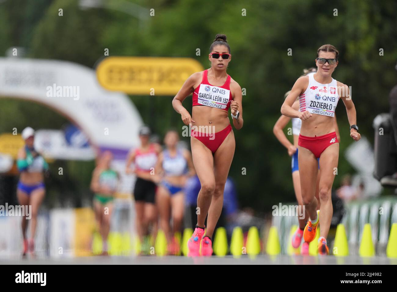 Eugene, États-Unis. 22nd juillet 2022. Kimberly Garcia Leon (L), du Pérou, et Katarzyna Zdzieblo, de Pologne, participent à la finale de la course féminine de 35km aux Championnats du monde d'athlétisme Oregon22 à Eugene, Oregon, États-Unis, 22 juillet 2022. Crédit : Wang Ying/Xinhua/Alay Live News Banque D'Images