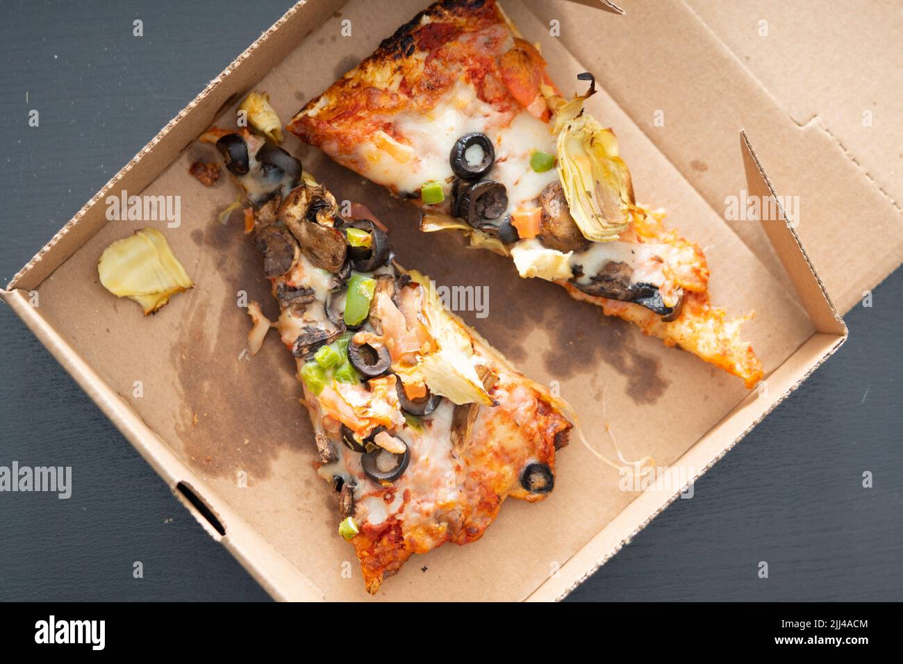 restes de pizza de légumes vegi dans une boîte en carton sale Banque D'Images