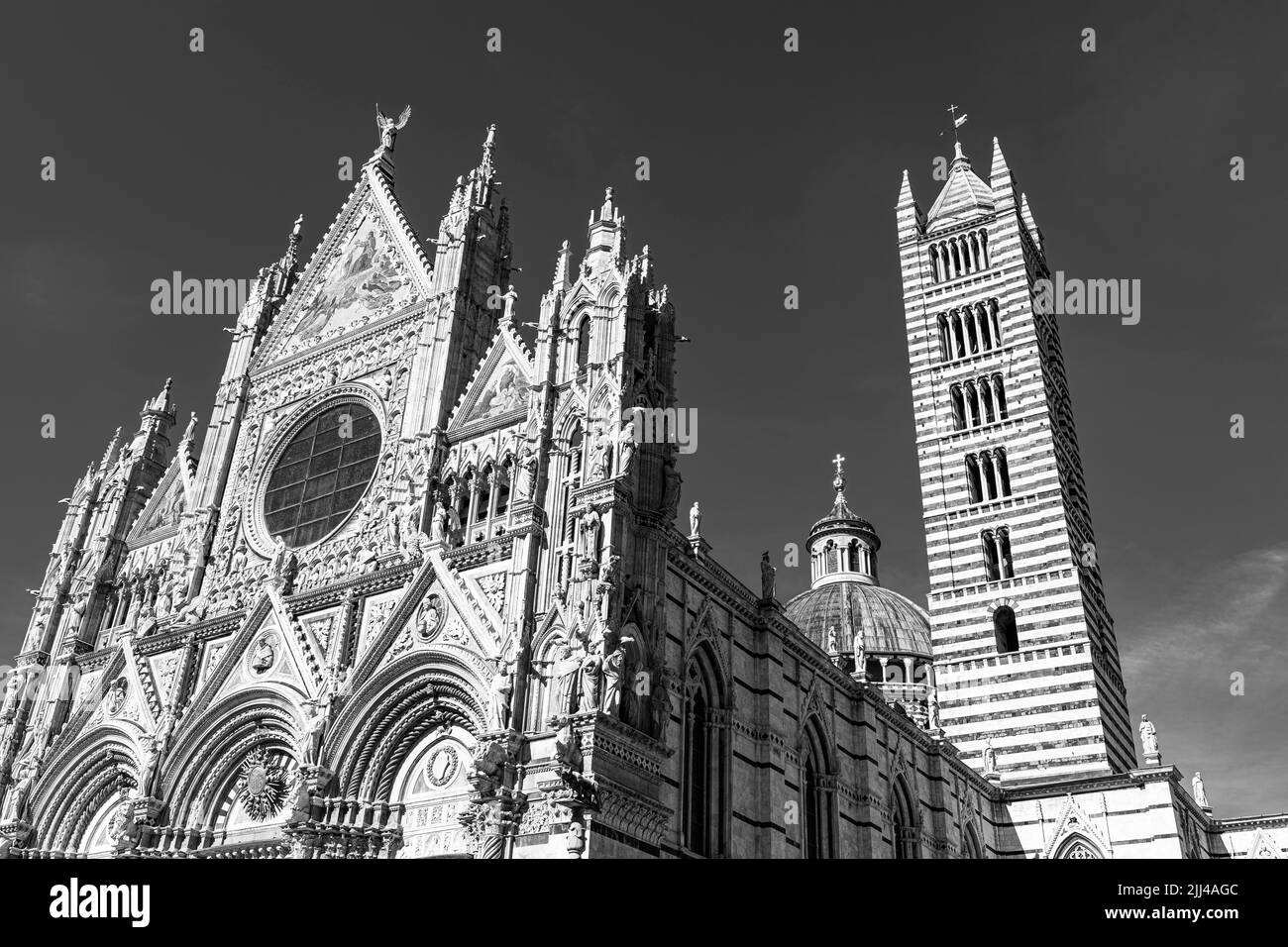 Façade en filigrane de la cathédrale de Sienne, photographie en noir et blanc, Sienne, Toscane, Italie Banque D'Images