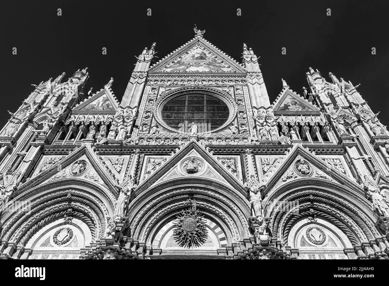 Façade en filigrane de la cathédrale de Sienne, photographie en noir et blanc, Sienne, Toscane, Italie Banque D'Images