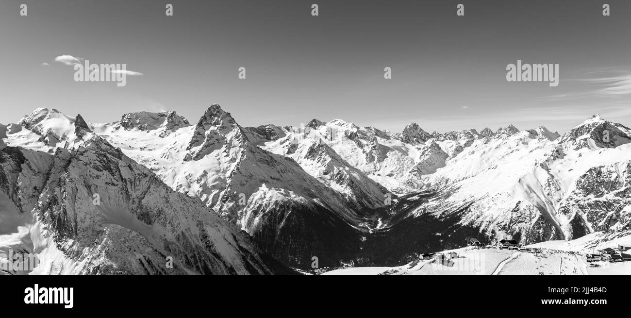 Panorama des montagnes enneigées d'hiver dans la région du Caucase, Russie Banque D'Images