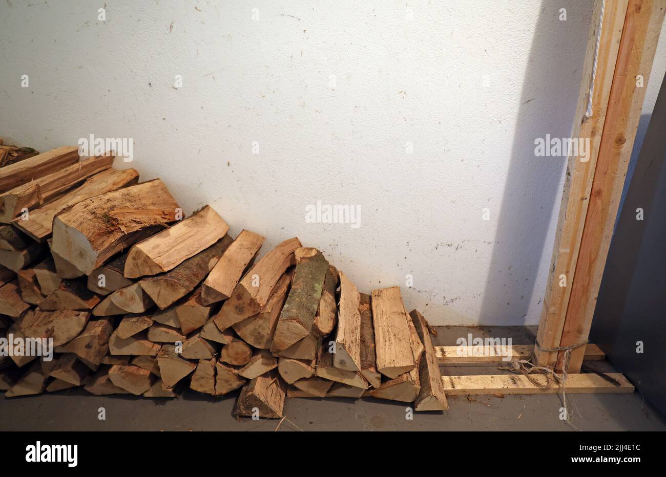 Rostock, Allemagne. 22nd juillet 2022. Il ne reste plus qu'une pile de bois de chauffage dans le sous-sol d'une maison privée. En raison de l'augmentation des prix de l'énergie et d'éventuelles pénuries de gaz, le bois de chauffage est difficile à trouver. Credit: Bernd Wüstneck/dpa/Alay Live News Banque D'Images