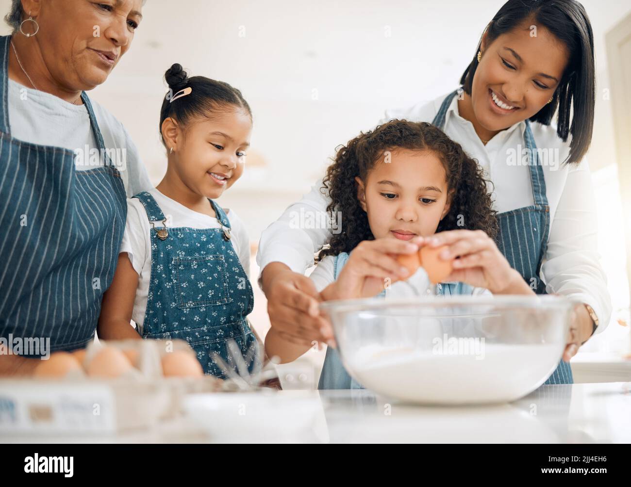 C'est notre première leçon de boulangerie. Une famille multi-générationnelle qui se cuit ensemble à la maison. Banque D'Images