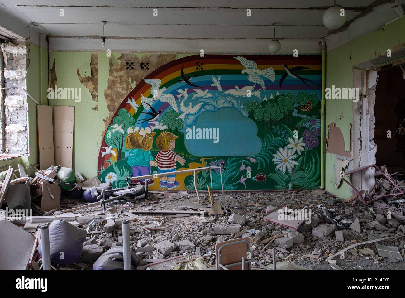 Une vue intérieure d'une salle de classe d'enfants fortement endommagée peut être vue dans les ruines de l'école détruite à Kramatorsk. Alors que la Russie intensifiée son opération militaire en Ukraine, une école de Kramatorsk a été frappée et détruite par des roquettes russes en début de matinée de jeudi, 21 juillet, les responsables ukrainiens ont affirmé avoir découvert au moins trois corps. Kramatorsk, une ville centrale ferroviaire stratégique de plus de 150 000 personnes avant l'invasion russe, deviendra plus probablement le principal centre d'intérêt des forces russes à l'est. Banque D'Images