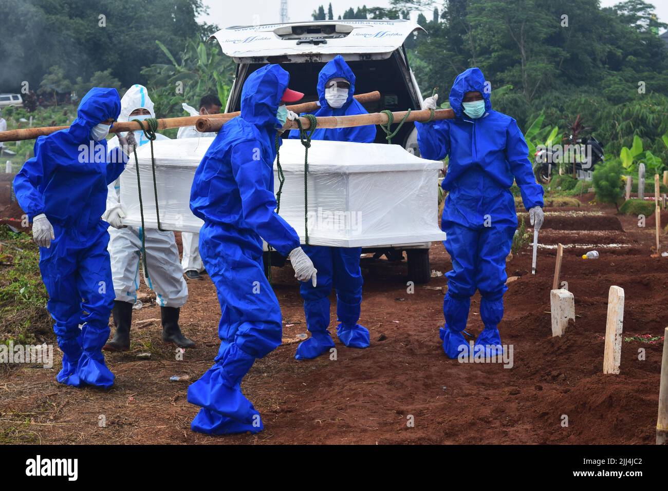 Bogor, Indonésie - 2021 : COVID-19 funérailles à Cibinong, Bogor, Indonésie. La capacité funéraire augmente après la montée en flèche des cas Covid-19. Banque D'Images