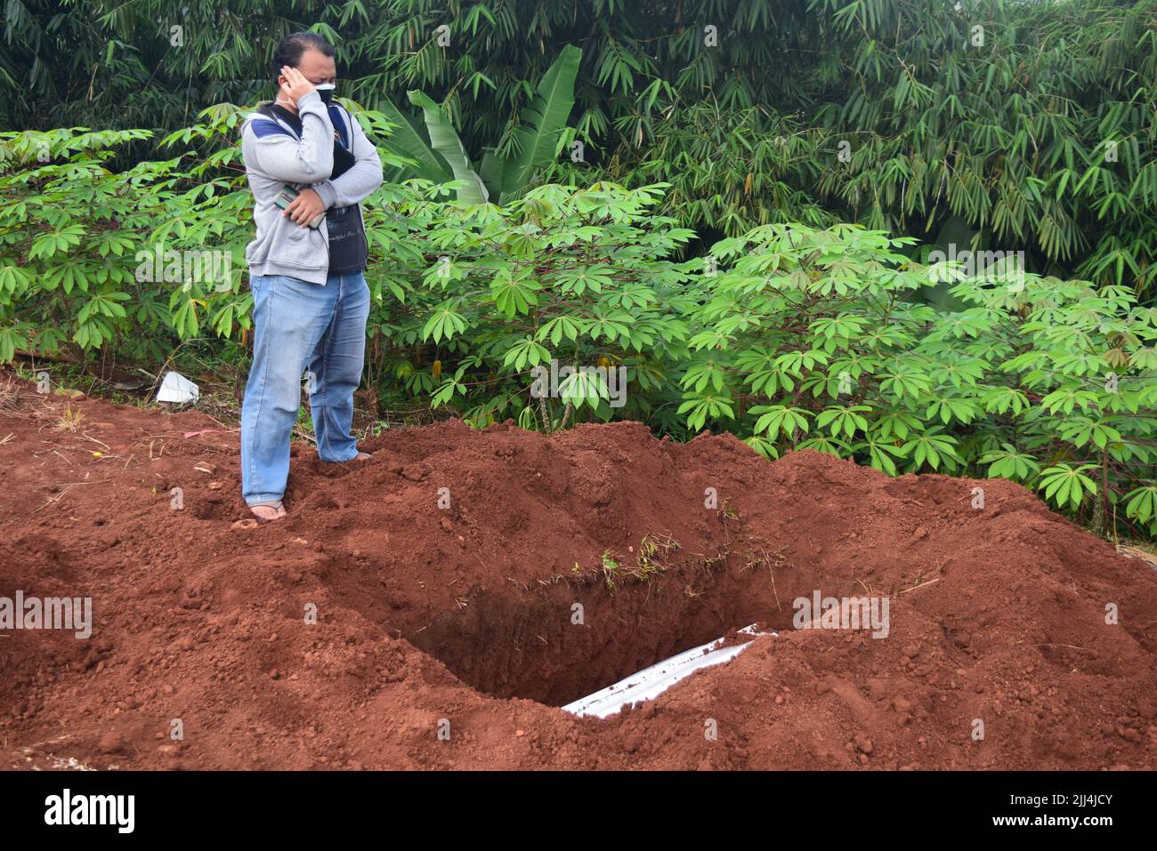 Bogor, Indonésie - 2021 : COVID-19 funérailles à Cibinong, Bogor, Indonésie. La capacité funéraire augmente après la montée en flèche des cas Covid-19. Banque D'Images