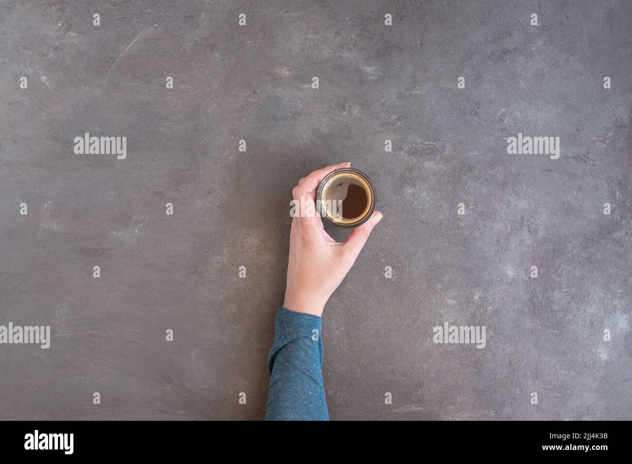 Main féminine tenant une tasse de café noir. J'adore l'arrière-plan du concept de café avec espace de copie. Banque D'Images