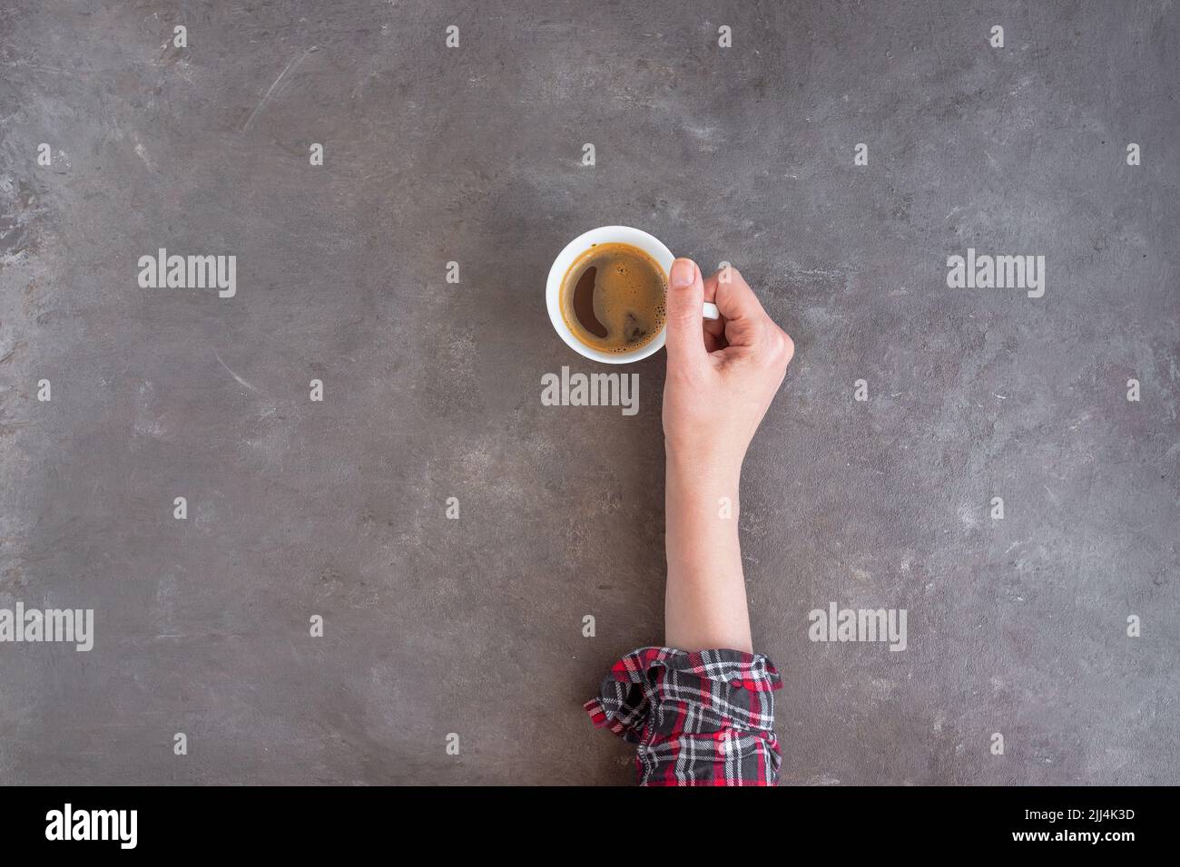 Main féminine tenant une tasse de café americano. J'adore l'arrière-plan du concept de café avec espace de copie. Banque D'Images