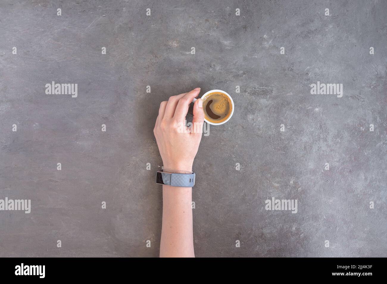 Main femelle une tasse de café noir. J'adore l'arrière-plan du concept de café avec espace de copie. Banque D'Images