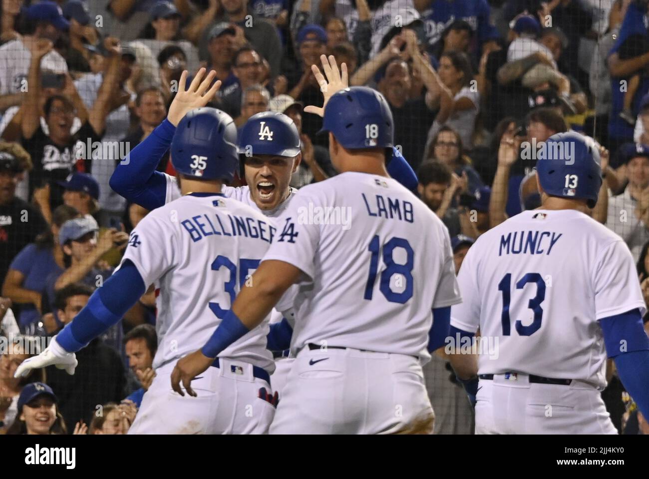 Los Angeles, États-Unis. 23rd juillet 2022. Los Angeles Dodgers Cody Bellinger (35) célèbre avec ses coéquipiers Freddie Freeman, Jake Lamb et Max Muncy (G-D) après avoir accroté sa septième grande slam de carrière à l'intérieur du pôle de droite contre les Giants de San Francisco lors du neuvième repas au Dodger Stadium de Los Angeles vendredi, 22 juillet 2022. Les Dodgers ont battu les Giants 5-1. Photo de Jim Ruymen/UPI crédit: UPI/Alay Live News Banque D'Images