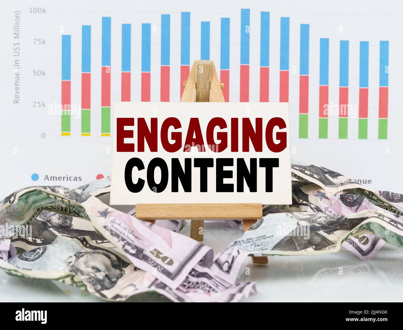 Concept commercial et financier. Parmi les graphiques financiers et l'argent est un signe avec le texte - CONTENU ATTRAYANT Banque D'Images