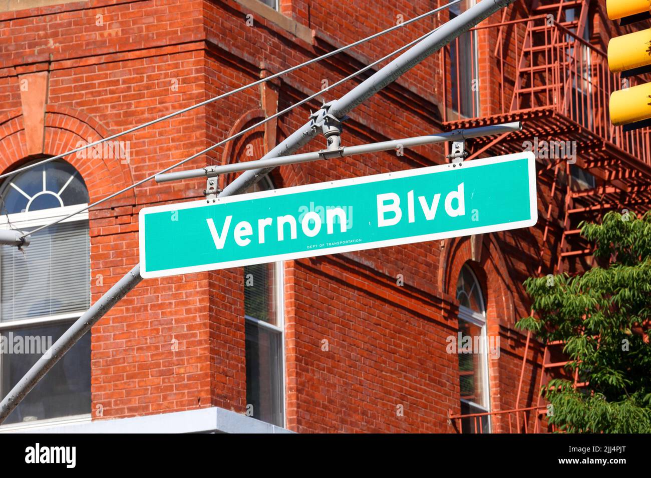 Panneau de signalisation de Vernon Blvd à long Island City, Queens, New York. Ministère des Transports, New York. Panneau de rue Vernon Boulevard Banque D'Images