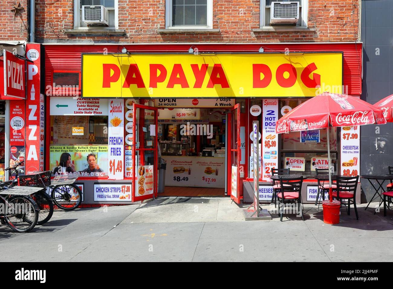 Papaya Dog, 50 Fulton St, New York, NY. Façade extérieure d'un restaurant de hot dog dans le centre de Manhattan. Banque D'Images