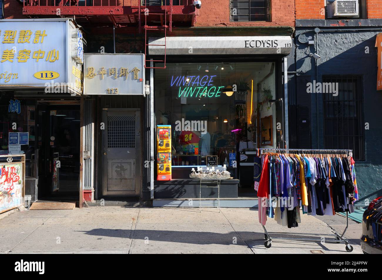ECDYSIS, 113 Division St, New York, NY. Façade extérieure d'un magasin de vêtements d'époque dans le quartier chinois de 'Dimes Square' de Manhattan/Lower East Side Banque D'Images