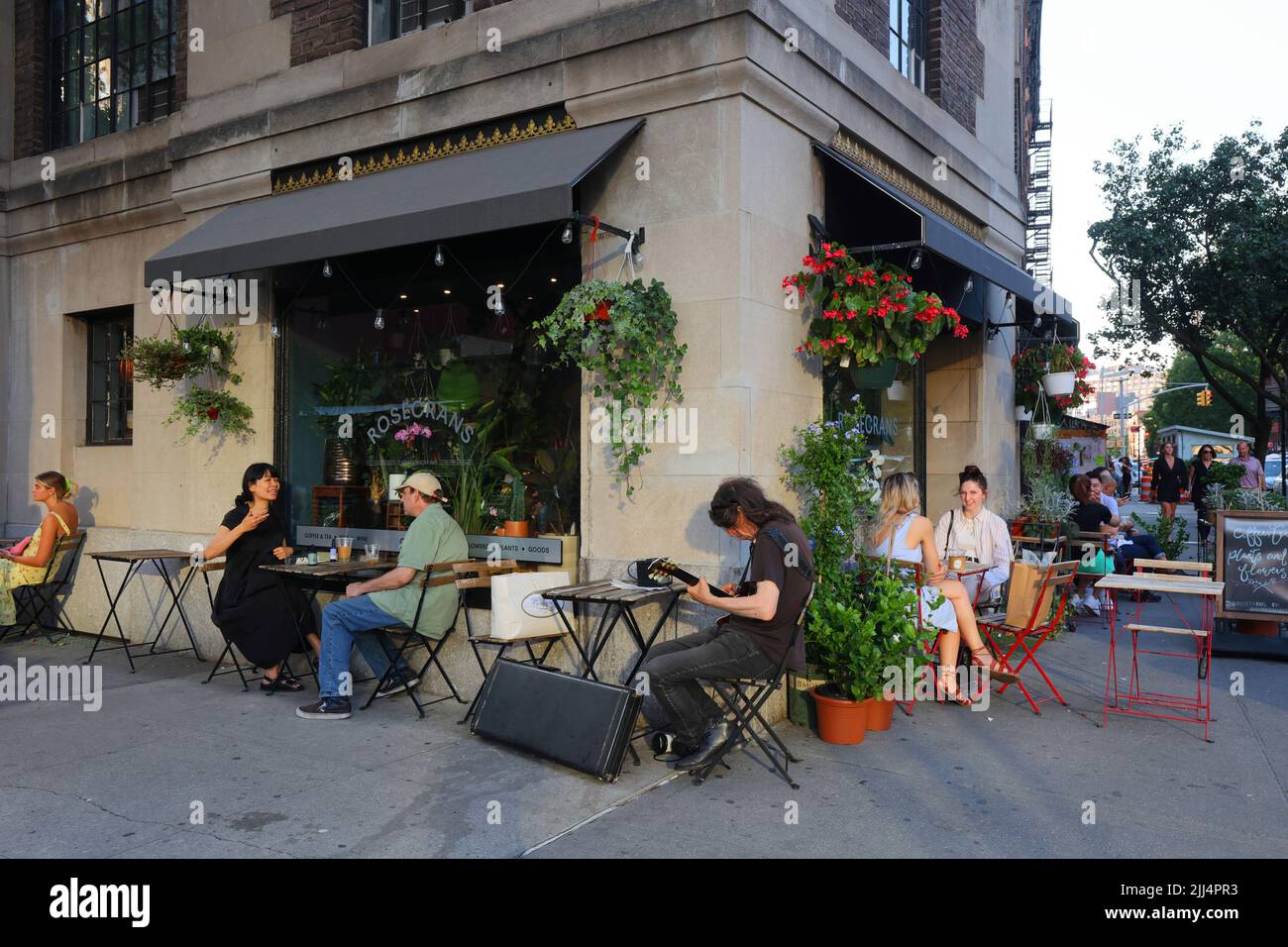 Rosecrans, 7 Greenwich Ave, New York, NY. Façade extérieure d'un fleuriste et d'un café dans le quartier de Greenwich Village à Manhattan. Banque D'Images