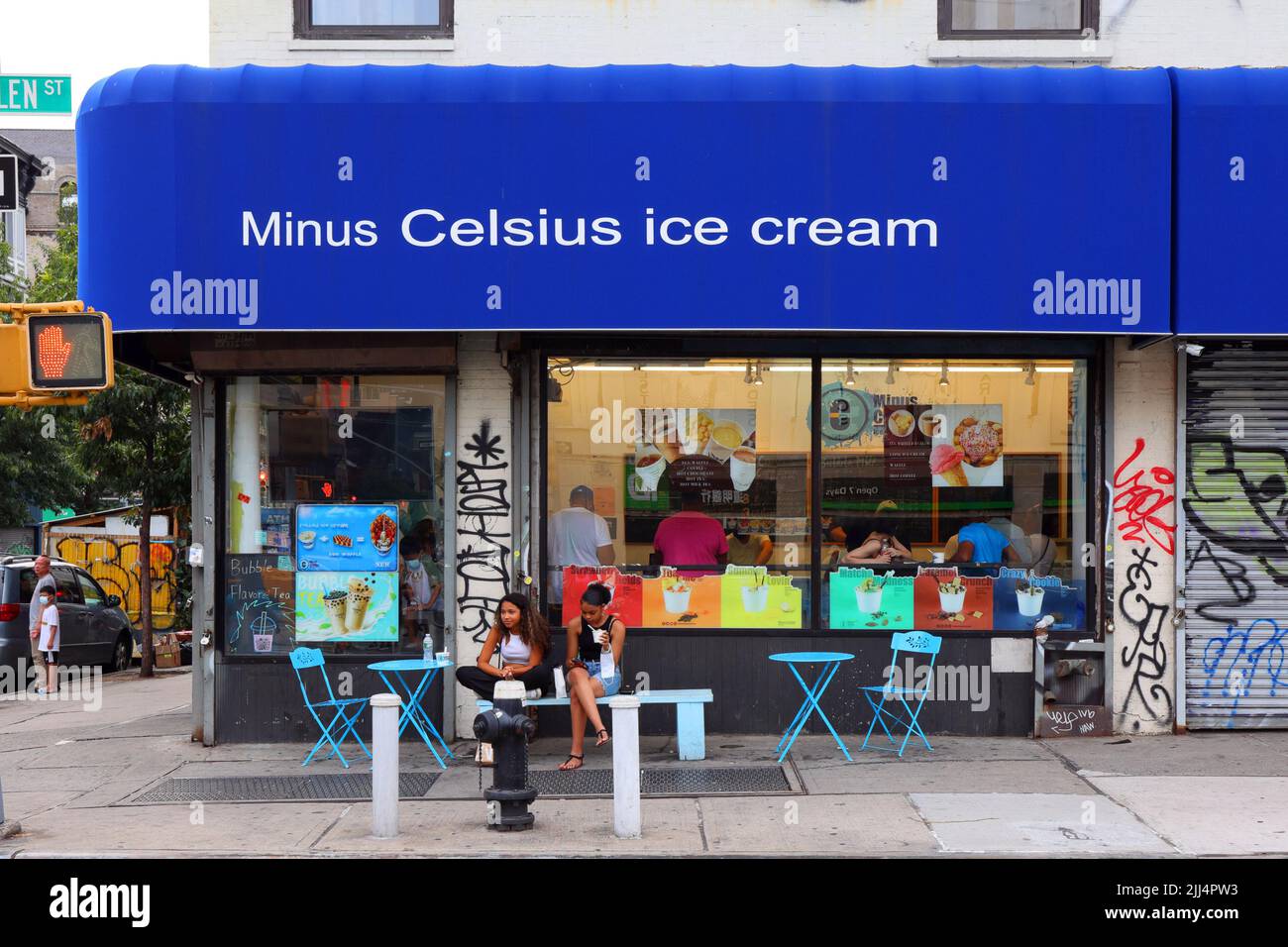 Minus Celsius Ice Cream, 302 Grand St, New York, NY. Façade extérieure d'un magasin de glace roulée dans le Lower East Side, Chinatown. Banque D'Images