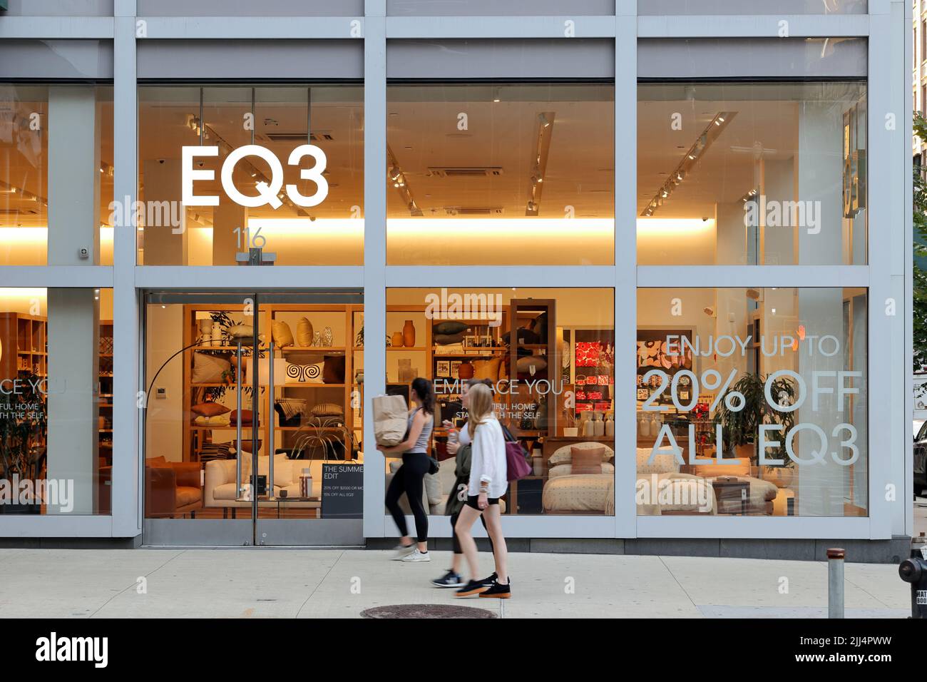 EQ3, 116 7th Ave, New York, NY. Façade extérieure d'un magasin de biens et de meubles de maison dans le quartier de Chelsea à Manhattan. Banque D'Images