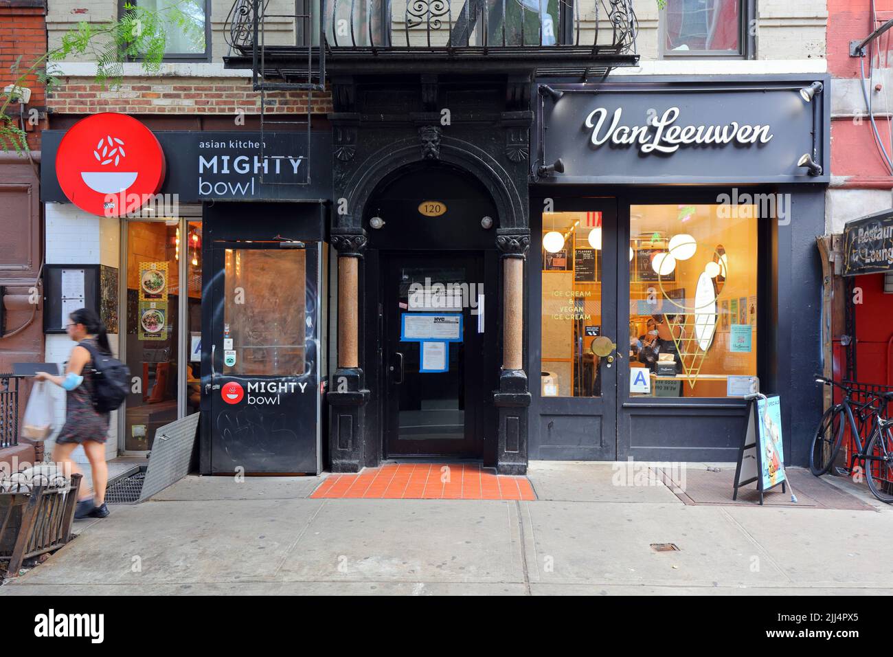 Van Leeuwen Ice Cream, Mighty Bowl, 120 MacDougal St, New York, NY. Magasins extérieurs de restaurants dans le quartier Greenwich Village de Manhattan Banque D'Images