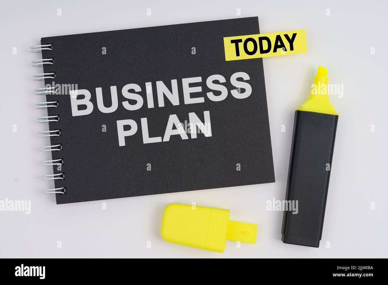 Concept d'entreprise. Sur fond blanc se trouve un marqueur et un carnet avec un autocollant AUJOURD'HUI et l'inscription - BUSINESS PLAN Banque D'Images