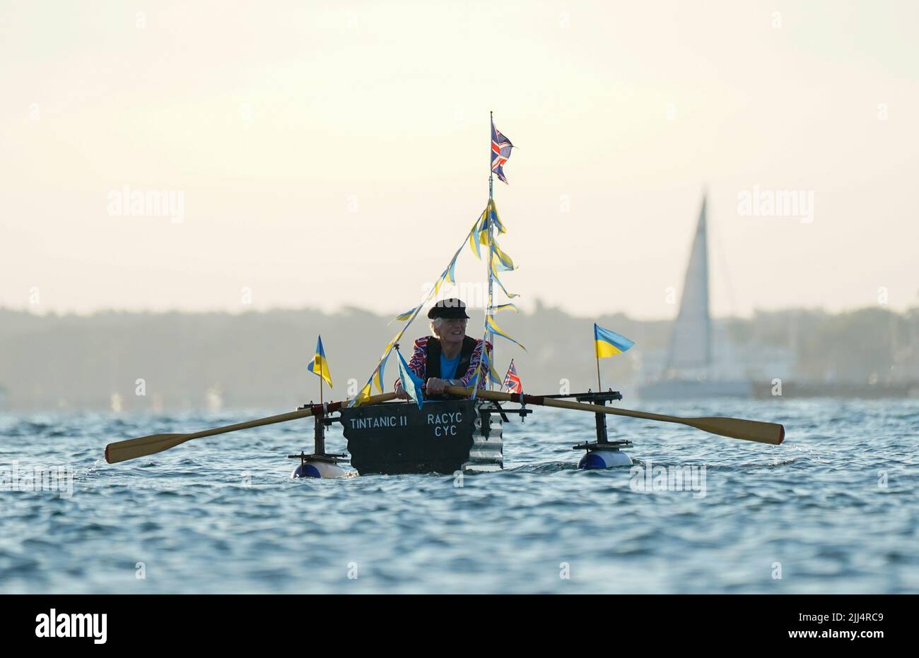 Michael Stanley, connu sous le nom de « Major Mick », se trouve dans son bateau Tintanic II, à travers le Solent, depuis le château Hurst jusqu'à l'île de Wight, dans le cadre de son défi caritatif Tintanique. Date de la photo: Samedi 23 juillet 2022. Banque D'Images