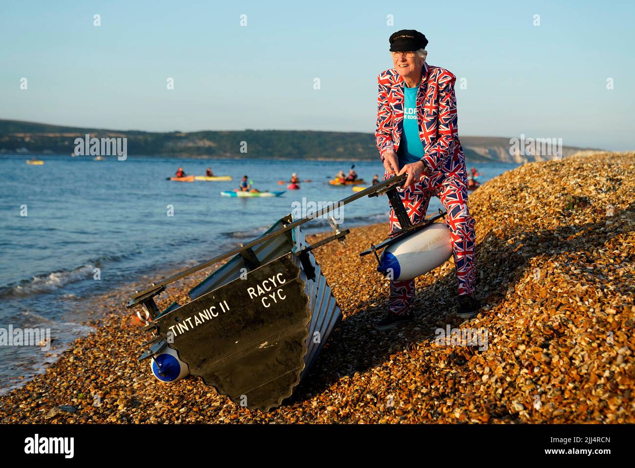 Michael Stanley, connu sous le nom de « Major Mick », répare son bateau, alors qu'il se prépare à partir de son bateau Tintanic II pour traverser le Solent du château Hurst vers l'île de Wight, dans le cadre de son défi caritatif Tintanique. Date de la photo: Samedi 23 juillet 2022. Banque D'Images