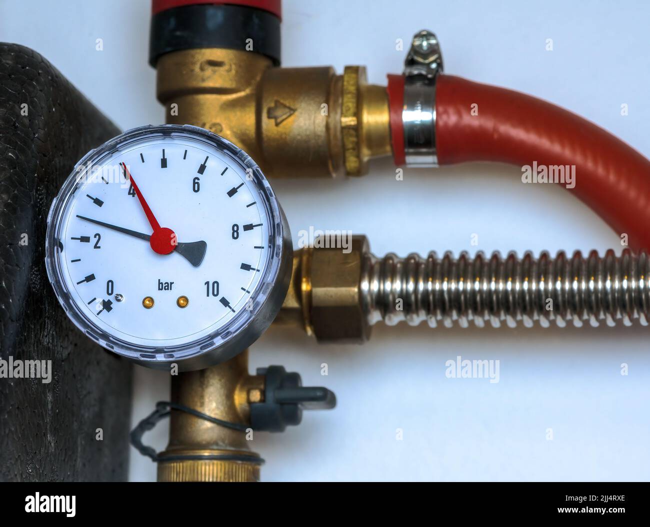 Cloesup d'un manomètre dans le système de chauffage solaire de l'eau d'une maison Banque D'Images