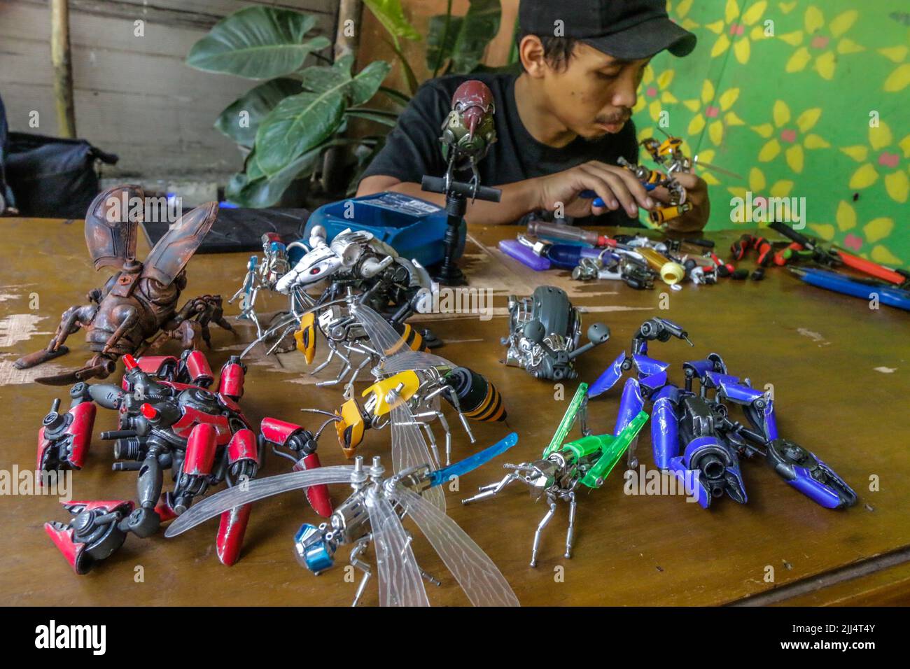 Yusuf utilise des biens d'occasion dans des robots miniatures avec des personnages animaux inspirés par le film Transformers Banque D'Images