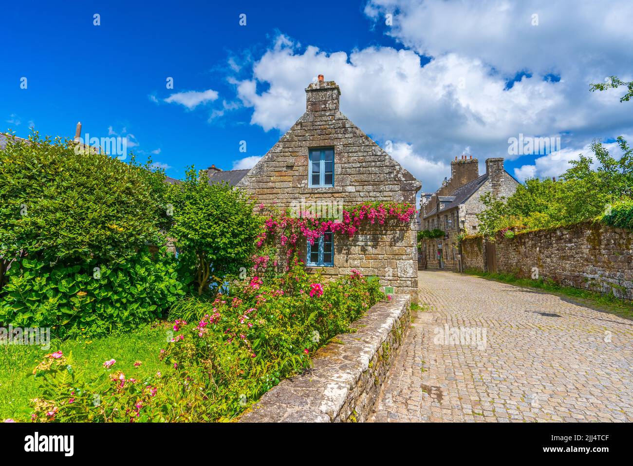 Maisons typiques en pierre dans le village breton de Locronan (France) Banque D'Images