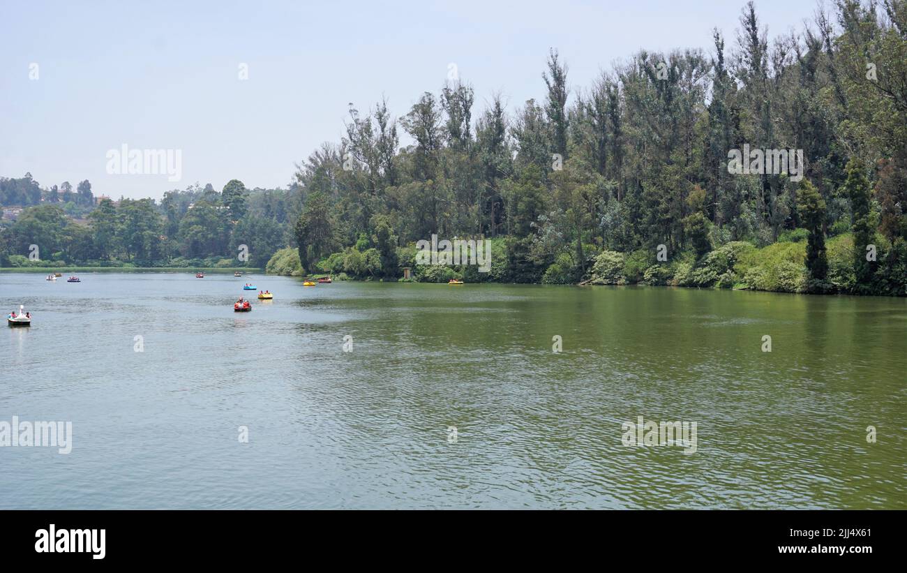 Ooty,Tamilnadu,Inde-30 avril 2022: Navigation dans le lac de l'ooty. Lac artificiel dans le district de Nilgiris à Tamil Nadu, en Inde. Principales attractions touristiques pittoresques Banque D'Images