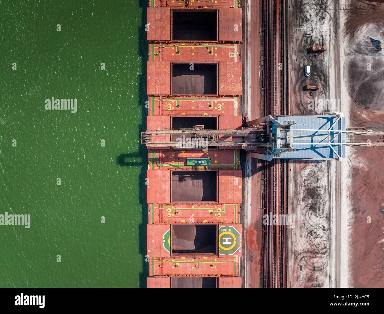 Navire de transport en vrac déchargement du fret par grue au port Banque D'Images