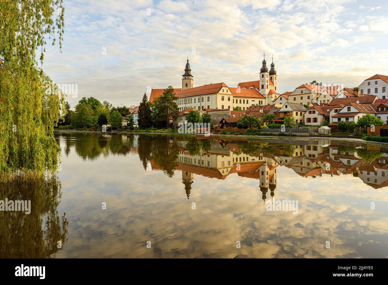 Telc avec des bâtiments historiques, une église et une tour. Bâtiments dans l'eau de réflexion. Patrimoine mondial de l'UNESCO, république tchèque. Banque D'Images