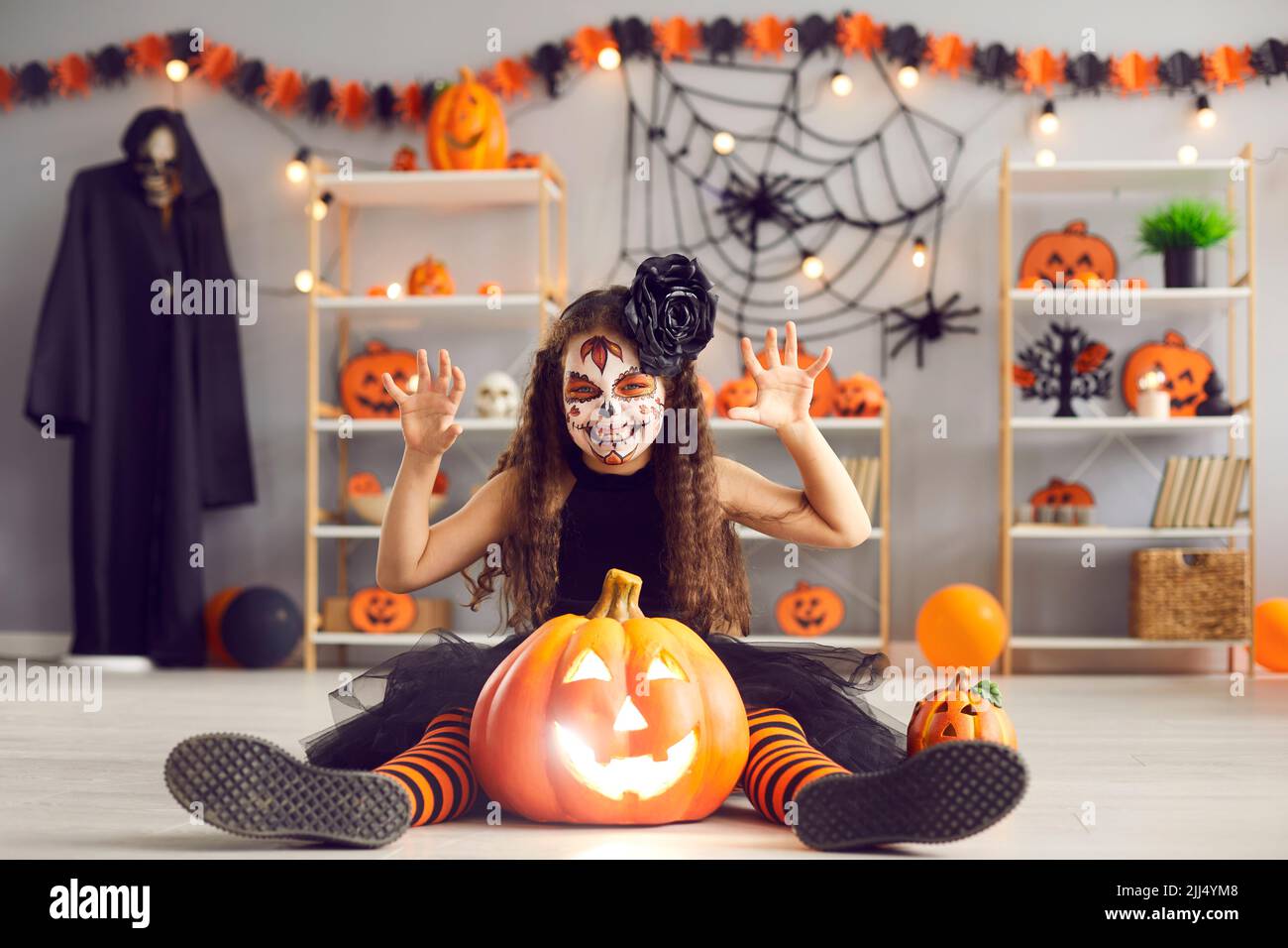 Portrait d'une fille souriante en costume pour la fête d'Halloween Banque D'Images
